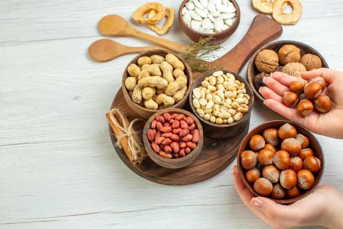 آیا کالری آجیل شور بیش‌تر از آجیل خام است؟ - تفاوت آجیل خام، بوداده و شور: کدام سالم‌تر است؟مزایا،معایب و راهنمای انتخاب آگاهانه بر اساس ارزش غذایی و سلامتی.بررسی آجیل خام، بوداده و شور از نظر طبع و خواص