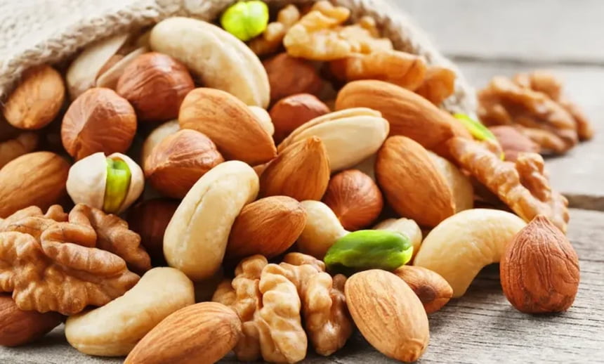 اهمیت مصرف روزانهی آجیل -خواص آجیل ها برای بدن چیست و مصرف روزانه آنها چه تأثیری بر قلب، مغز، پوست و سیستم ایمنی دارد؟ با بررسی فواید آجیل ، یک قدم به سبک زندگی سالمتر نزدیک شوید.