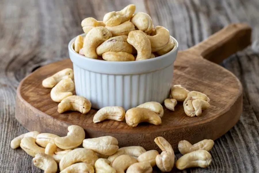 طبع بادام هندی و میزان مصرف روزانه - طبع بادام هندی گرم و سرد از دید طب سنتی و مصلحات آن مانند شیر و عسل برای تعادل بدن، همراه با خواص فراوان این مغز مقوی برای قلب، استخوان‌ها و تقویت حافظه. 